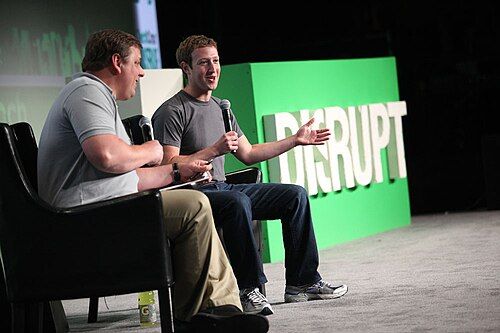 Mark Zuckerberg visita las Islas Galápagos en su superyate Launchpad y reactiva el debate turístico