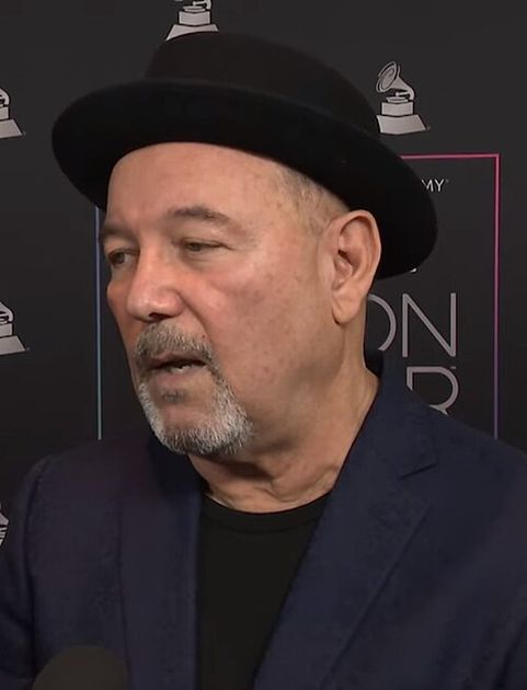 Rubén Blades entrega manuscrito y maracas al Instituto Cervantes