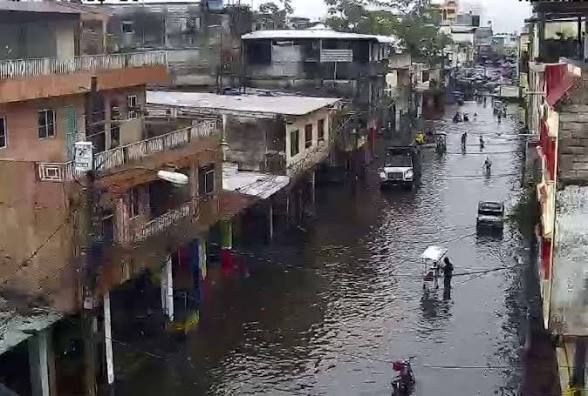 Fuertes lluvias inundan sectores del norte de Guayaquil y activan alertas