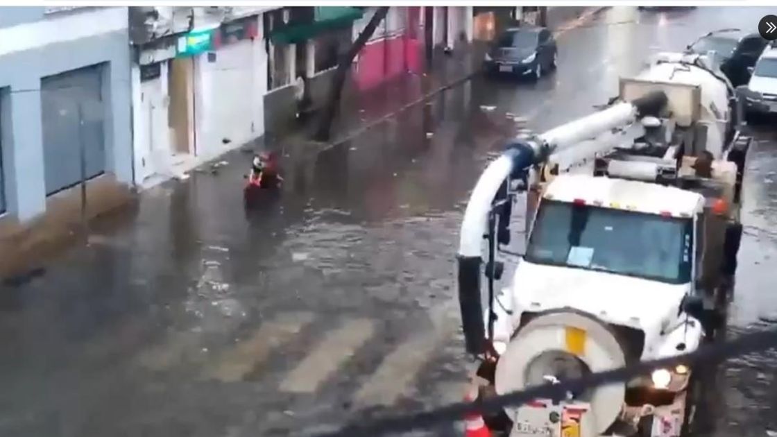 ATM advierte sobre riesgo en calles mojadas de Guayaquil tras lluvias intensas