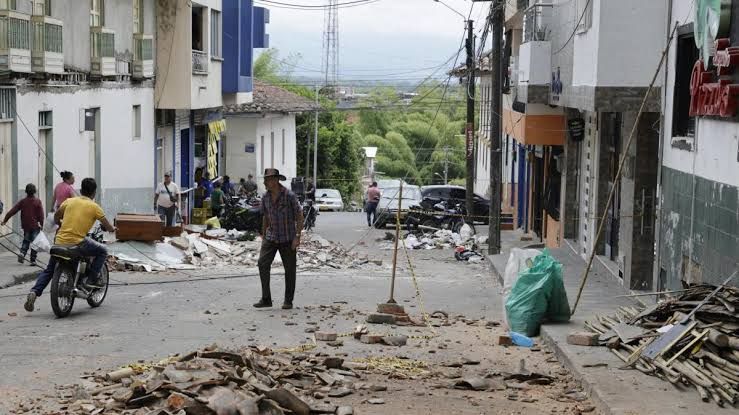 Colombia eleva a 319 muertos por terremoto y mantiene búsqueda de 260 desaparecidos