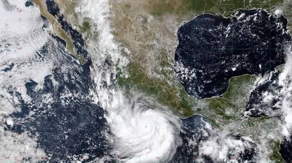 El Huracán Polo se debilita pero mantiene alerta meteorológica ante su paso por la costa mexicana
