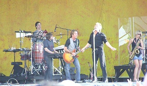 Rod Stewart requirió oxígeno por un breve desmayo en concierto pero logró culminar el espectáculo