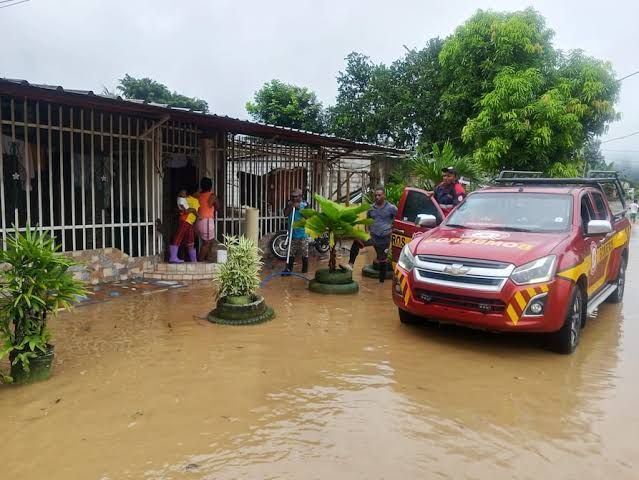 Descenso del río Esmeraldas no elimina alertas por lluvias y anegamientos