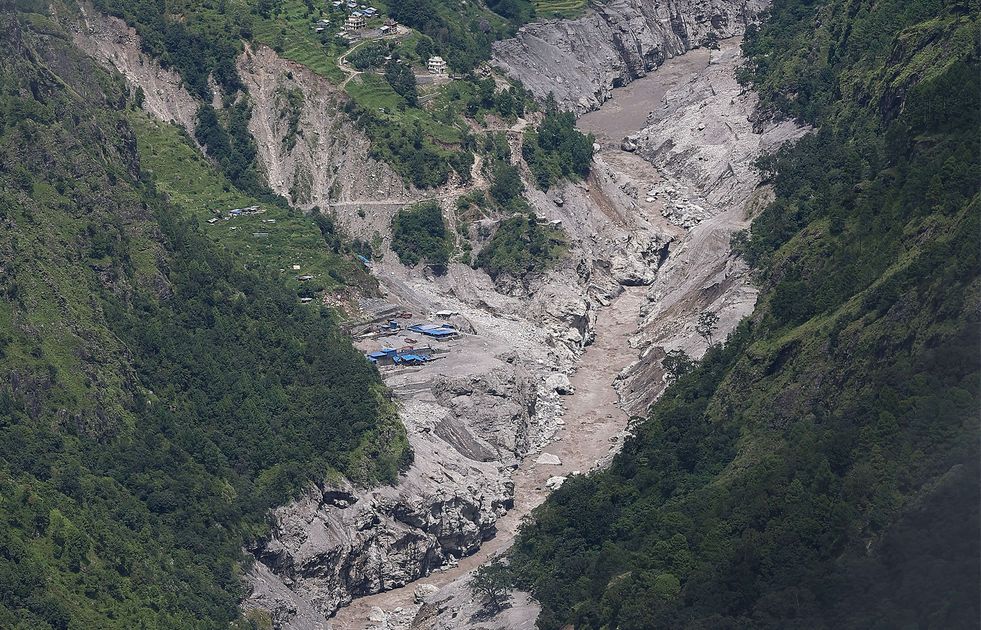 China alerta riesgos de inundación por represas naturales en frontera con Nepal