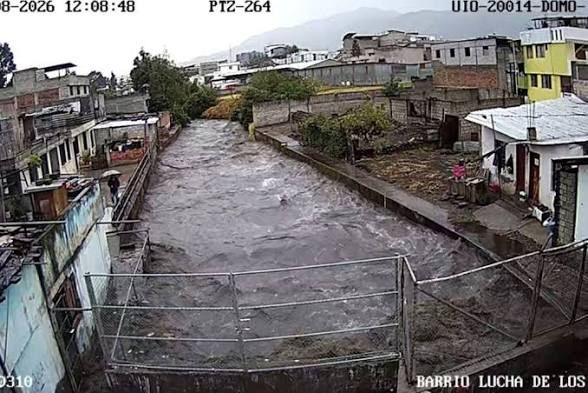 Desbordamiento de quebrada Caupicho activa respuesta interinstitucional en Quito