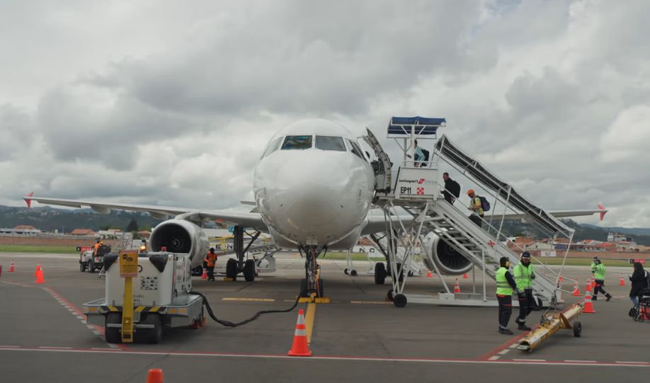 Adulta mayor fallece dentro de avión antes del despegue en Cuenca