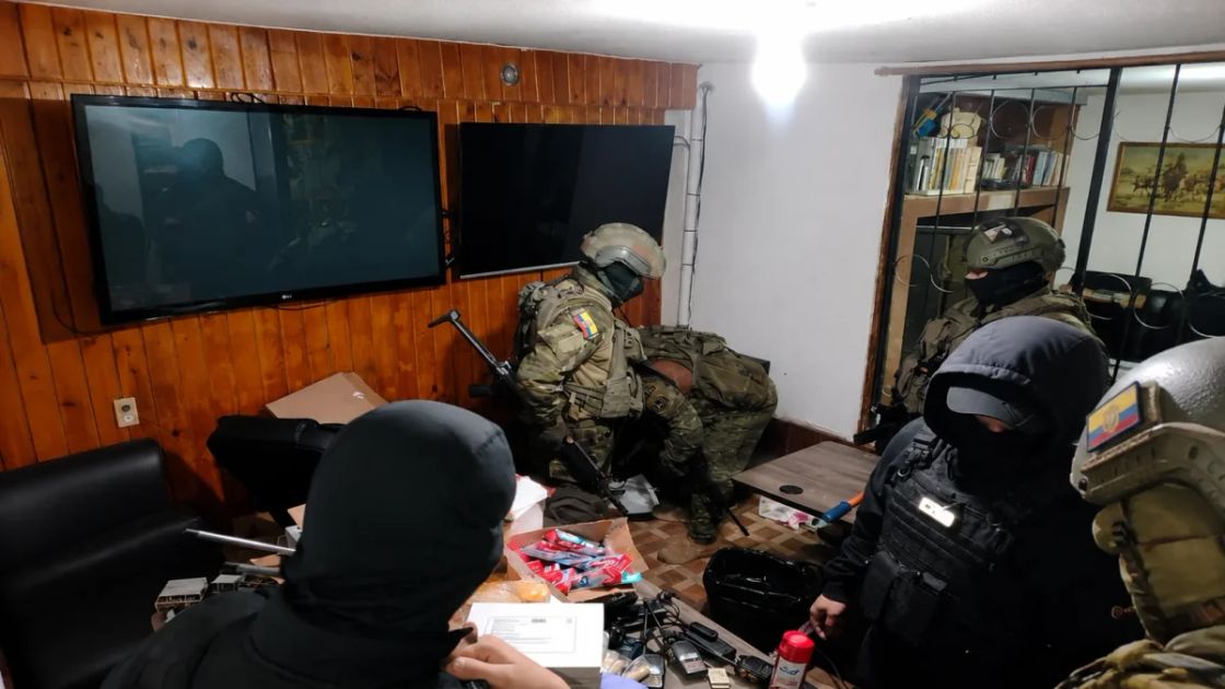 El Ejército interviene local en Quito por vínculos con Los Lobos