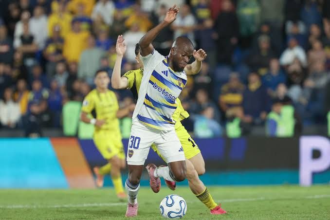 Enner Valencia sufrió violenta falta en la derrota de Boca Juniors
