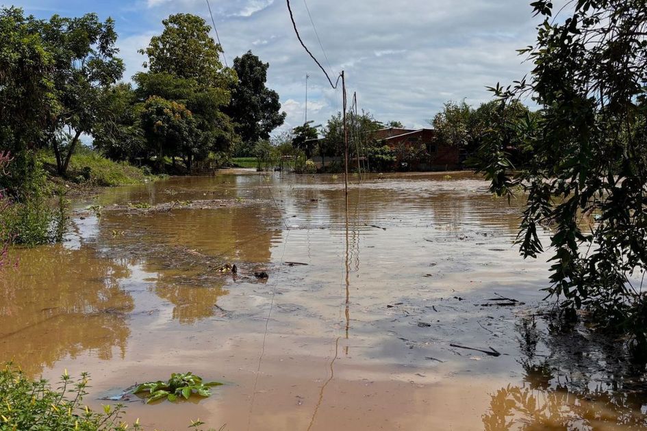Lluvias y crecidas de ríos mantienen alerta a poblaciones y vías de Santo Domingo