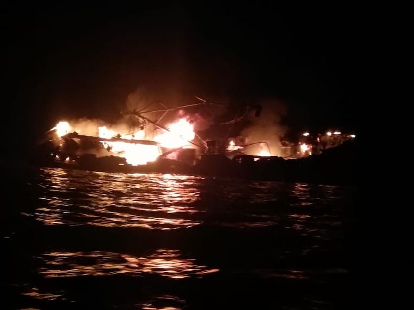 La Armada investiga el origen del fuego que hundió una embarcación auxiliar en la isla Puná