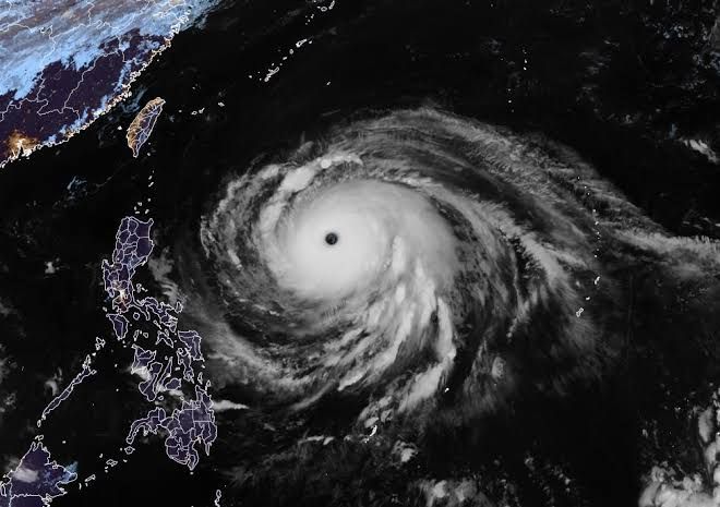 Tifón Champi provoca evacuaciones masivas en Taiwán y suspende vuelos internacionales