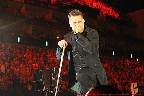 Robbie Williams sorprende a fans con concierto improvisado frente a su hotel en Lima