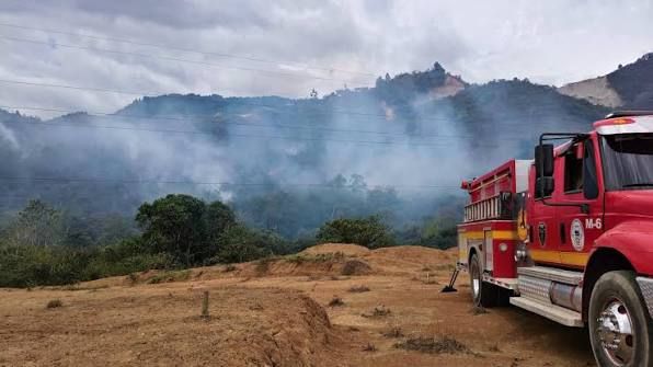 Bomberos de tres cantones activan protocolo ante riesgo de incendio forestal en Pichanillas