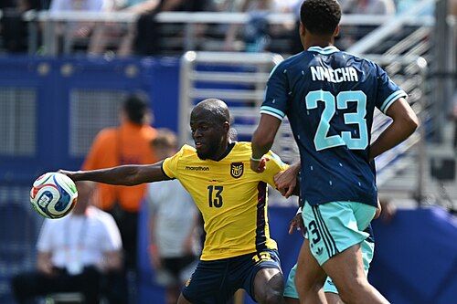 Enner Valencia brilló con dos ocasiones clave en el clásico Boca Juniors-Racing