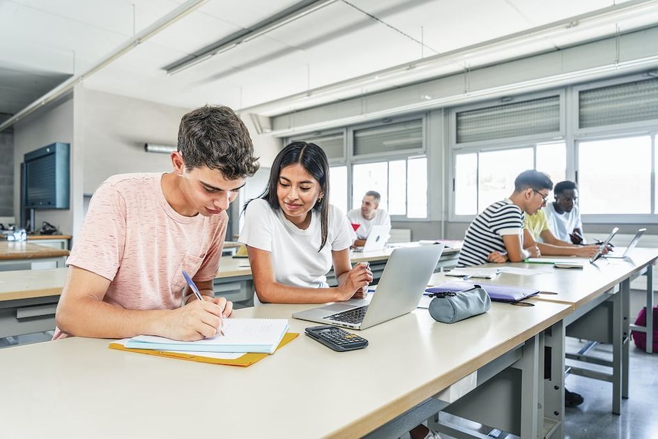 Ecuador enfrenta el reto educativo al unir reformas estructurales con integración tecnológica responsable