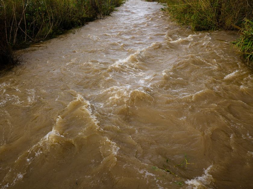 Alcalde de Cuenca califica de compleja la situación tras inundaciones por desbordamiento del río Yanuncay