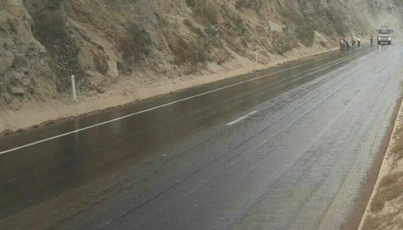 Av. Panamericana Norte cerrada por derrumbe tras aguacero en Quito