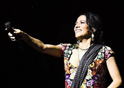 Lila Downs recibe premio La Mar de Músicas por su trayectoria mestiza
