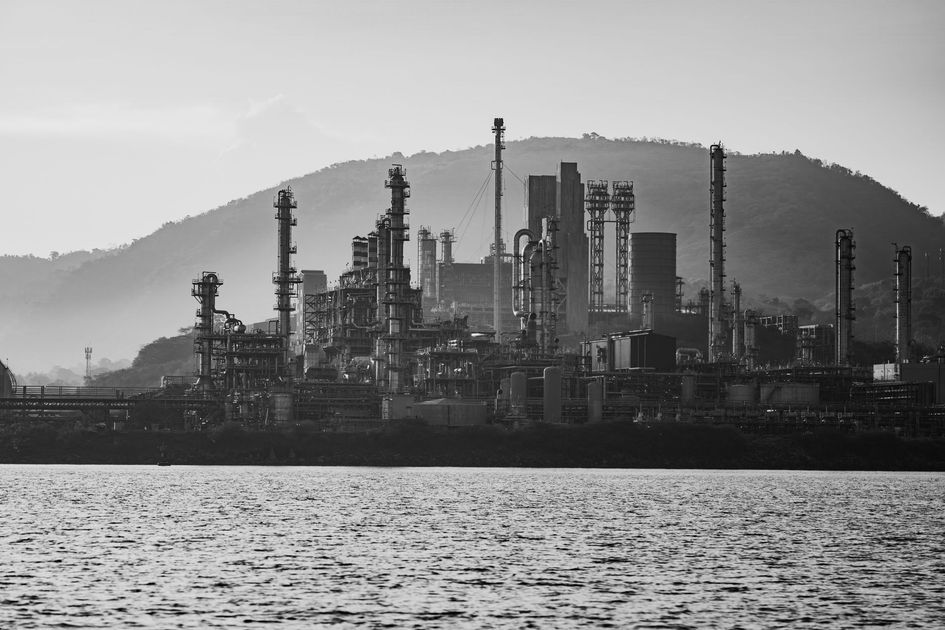 Ucrania ataca refinerías rusas y Moscú responde con oleada masiva de drones en nueva escalada