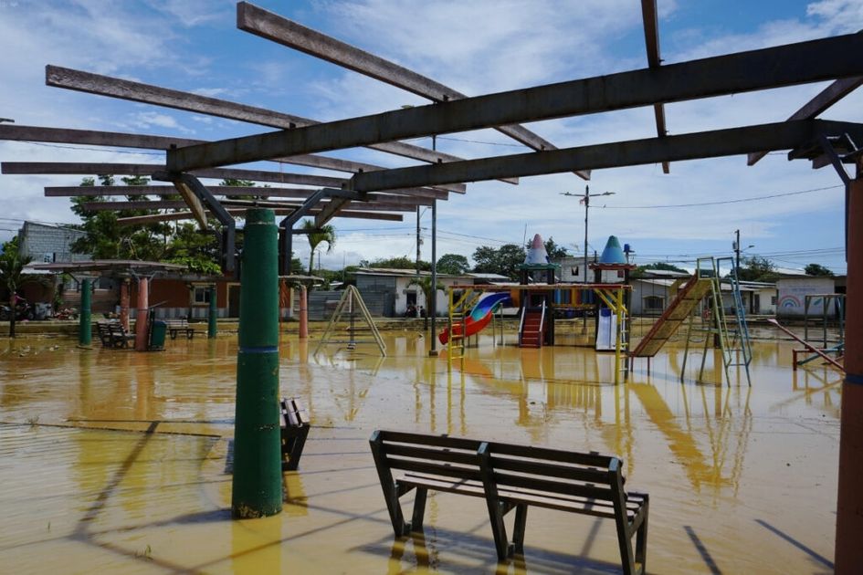Más ríos se desbordan en Costa por lluvias intensas; autoridades activan protocolos de emergencia