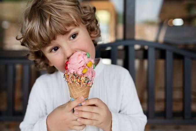 La psicología del 'chupar' helado: por qué los ecuatorianos prefieren la experiencia sensorial a la contención