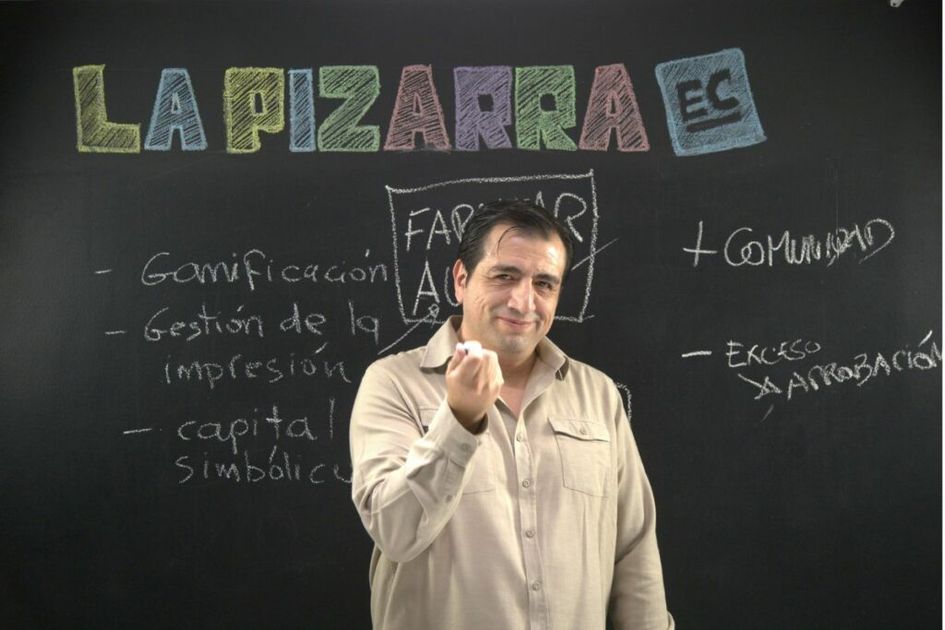Psicólogo Alejandro Bustos analiza 'farmear aura' como búsqueda de identidad