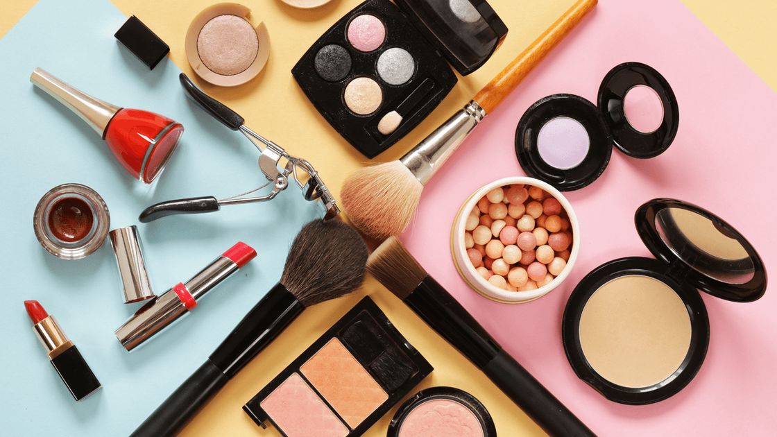 Perú prohíbe maquillaje en escuelas públicas para priorizar el aprendizaje sobre la estética