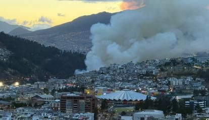 Incendio forestal en La Vicentina moviliza a centena de bomberos en Quito