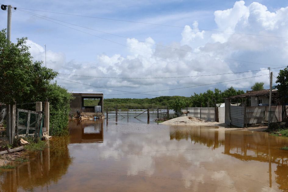 México cierra puertos por la tormenta tropical Simón