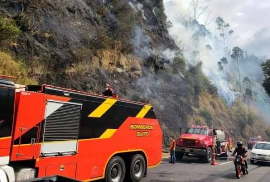 Incendio vehicular cierra carriles en Autopista Rumiñahui; bomberos controlan emergencia