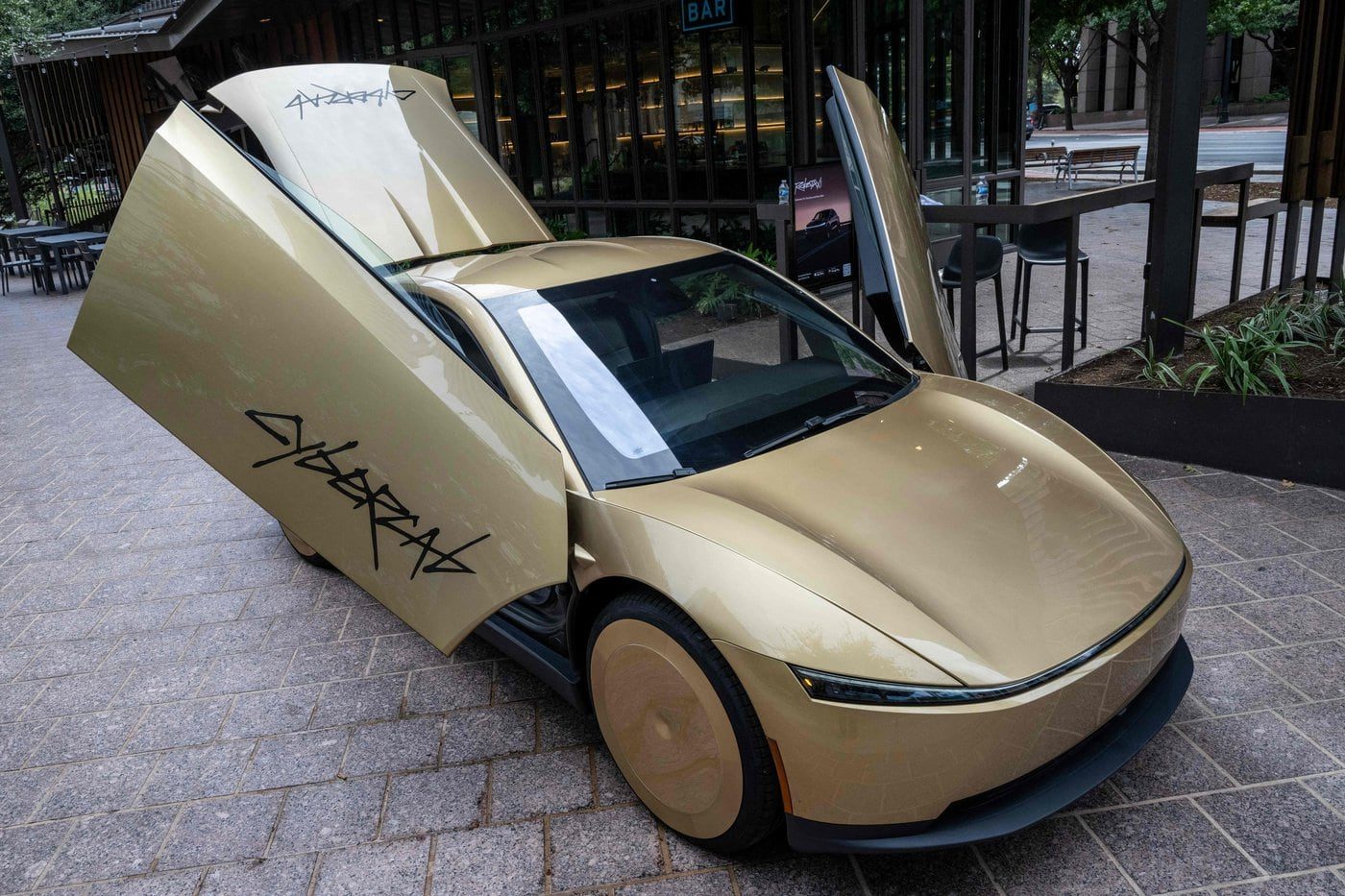 Tesla presenta el Cybercab sin volante ni pedales en una demostración tecnológica global