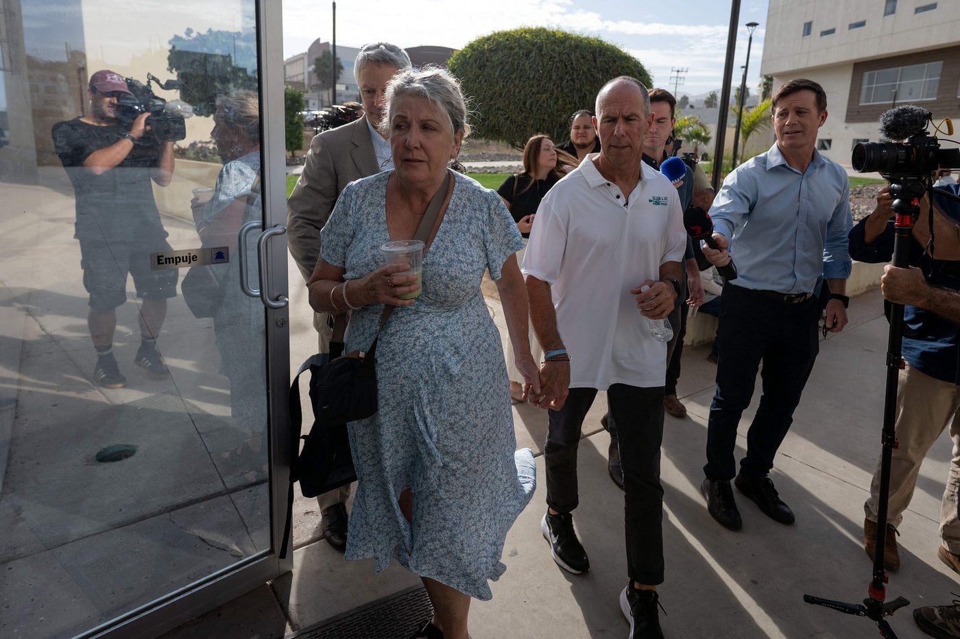 Padres de surfistas asesinados denuncian 'infierno' por impunidad en México