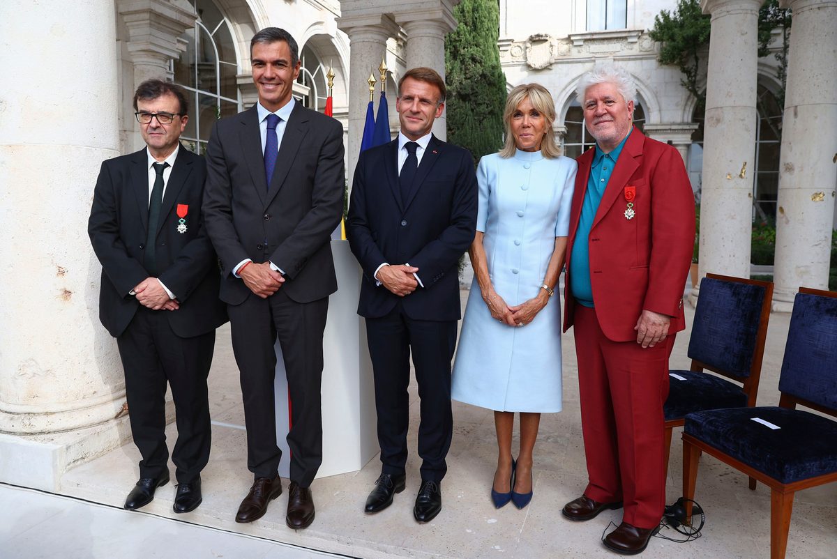 Emmanuel Macron condecora a Pedro Almodóvar y Javier Cercas con la Legión de Honor en París