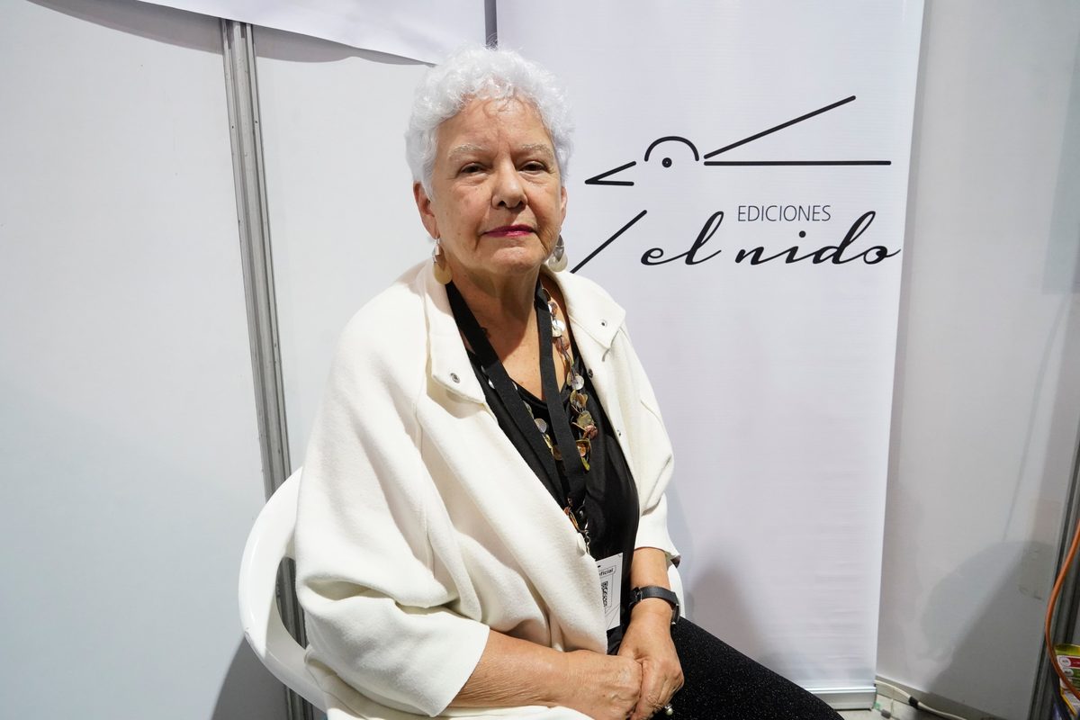 Águeda Pallares defiende la novela histórica ecuatoriana con éxito editorial en Feria del Libro Quito