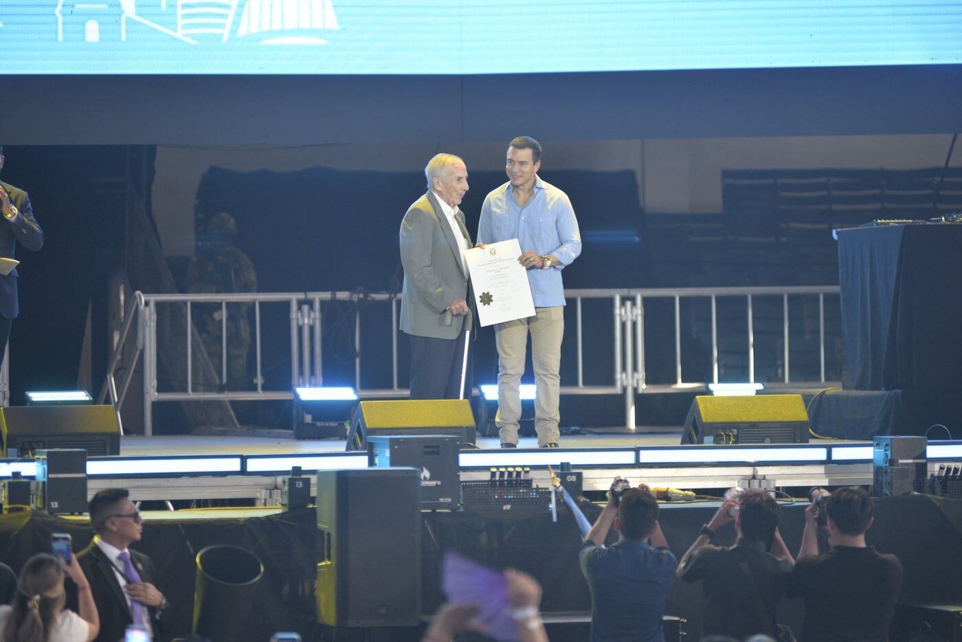 Noboa presenció festejos por 206 años de Guayaquil con presentaciones artísticas y condecoraciones oficiales