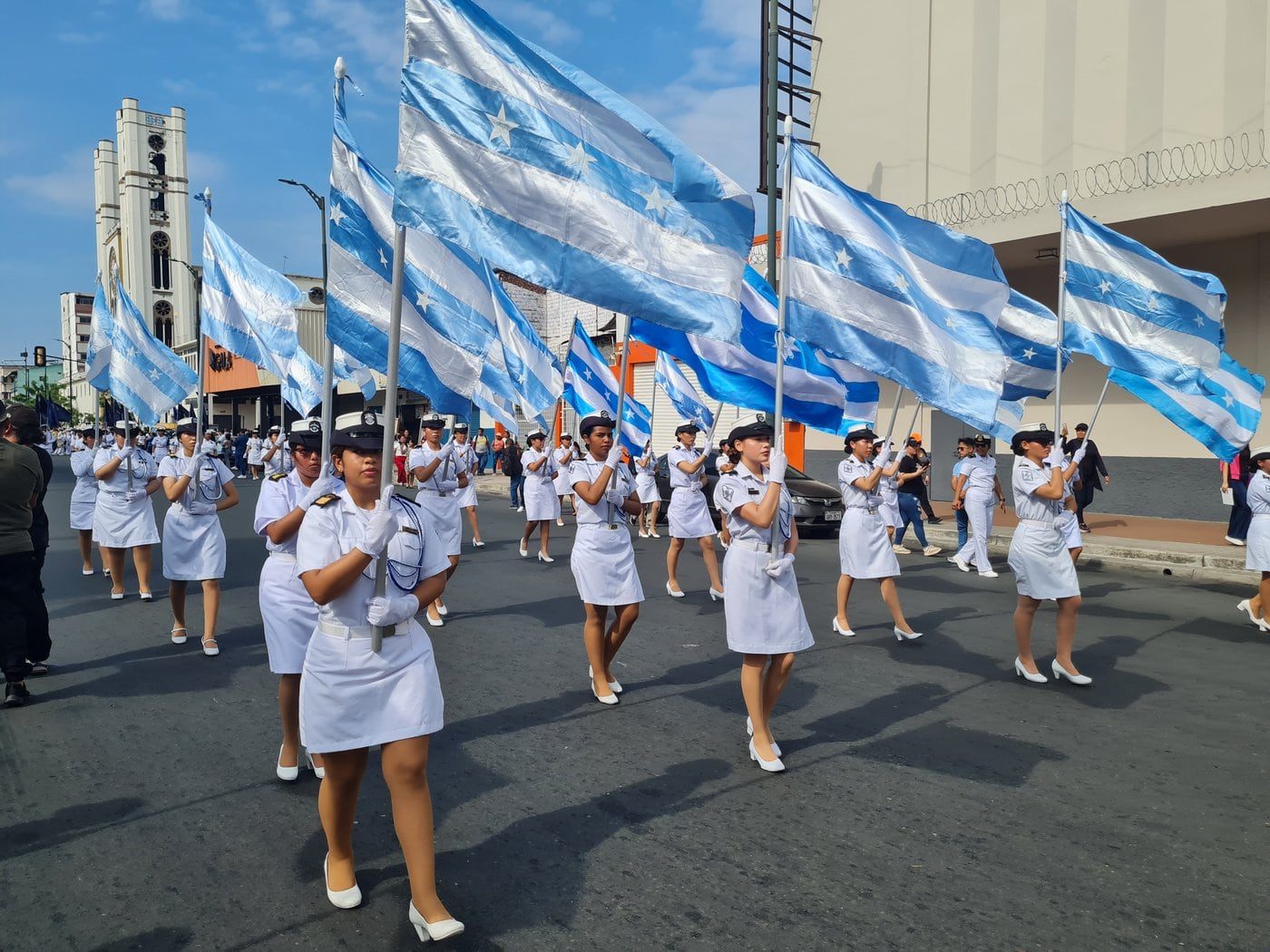 Desfile del 9 de Octubre en Guayaquil celebra dos siglos con orgullo criollo