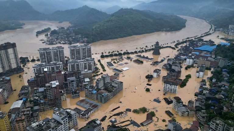 Inundaciones repentinas arrastran vivienda de tres pisos en Fujian tras paso del tifón Saudel