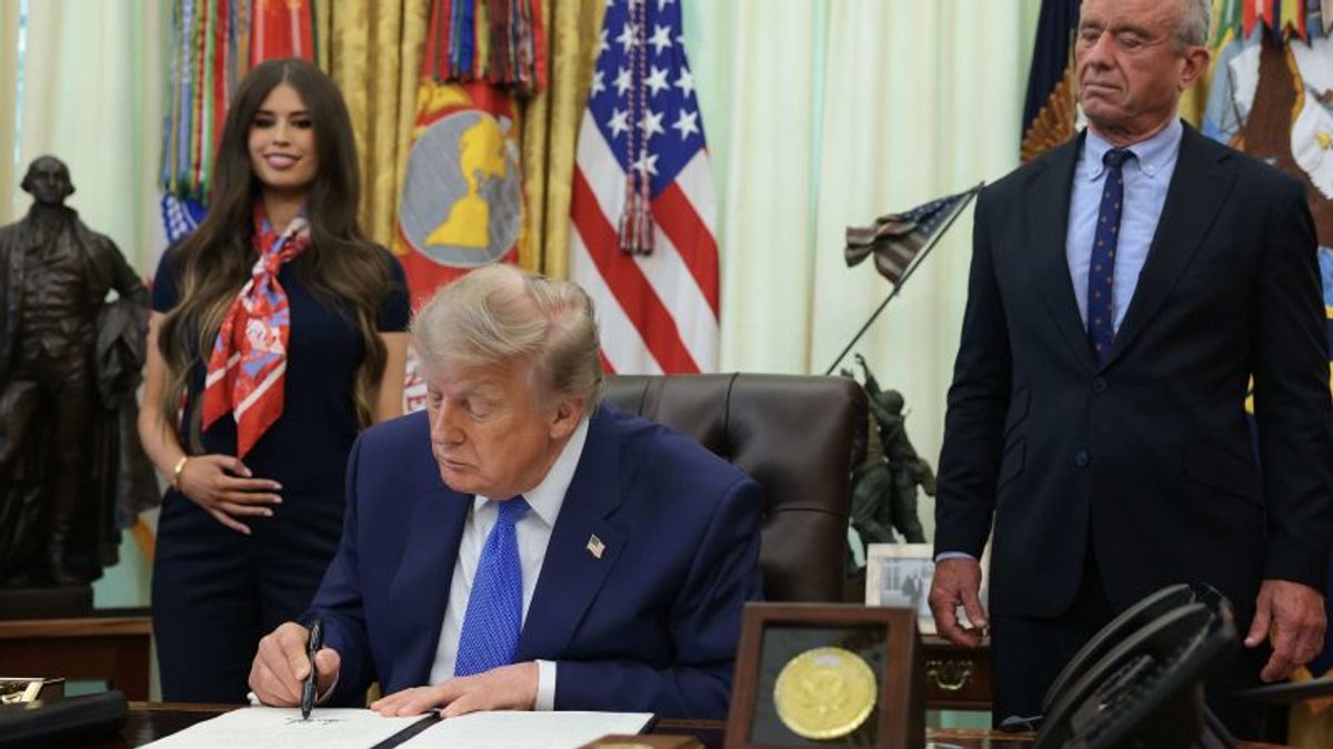 Trump ordena revisar esquemas de vacunación infantil para priorizar eficacia