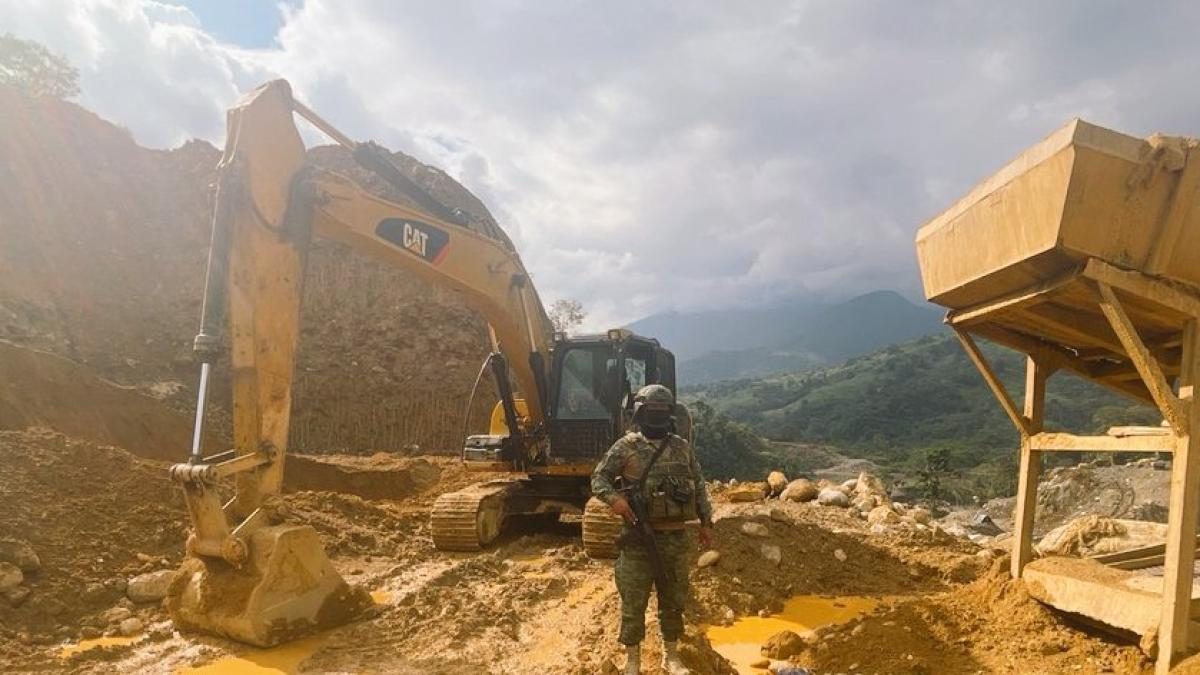 Fuerzas Armadas destruyen campamentos y maquinaria de minería ilegal en Azuay y la Amazonía