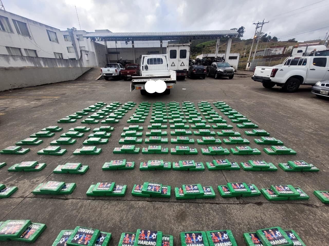 Policía desarticula red narcotráfico y captura colombiana tras incautar 370 bloques de cocaína en Tulcán