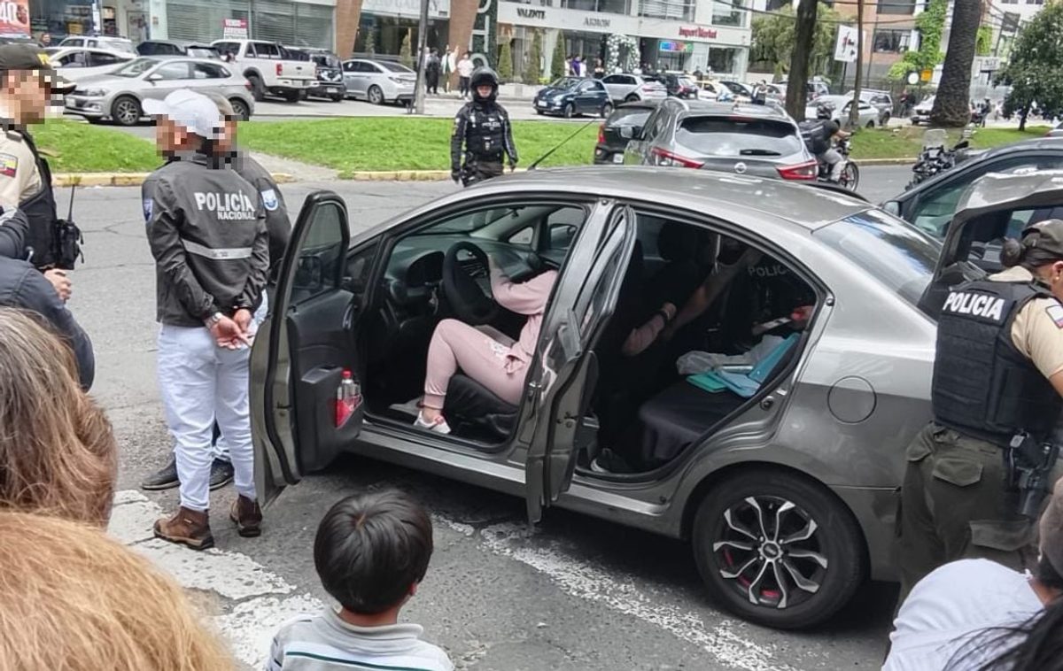 Sujetos disfrazados de policías fueron detenidos tras intentar secuestrar a un ciudadano en el norte de Quito