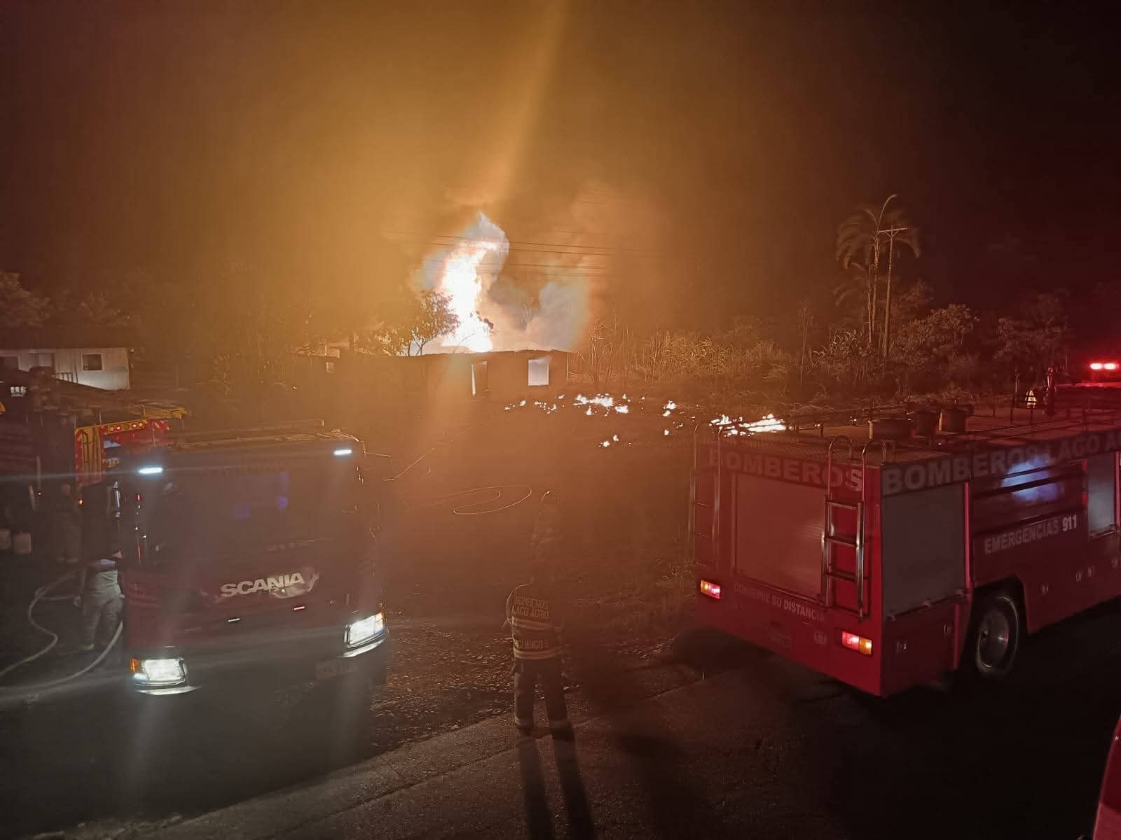 Incendio destruye una bodega y deja dos personas heridas en la provincia de Sucumbíos