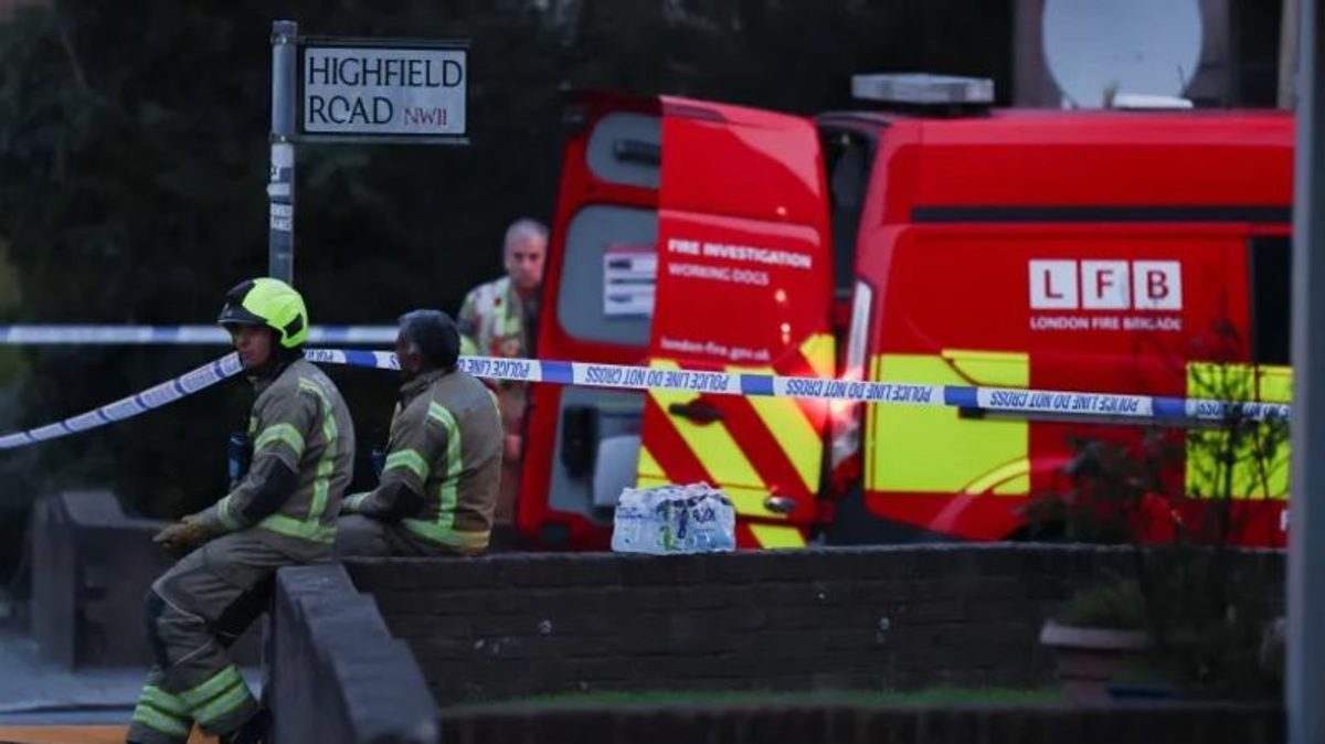 Incendian ambulancias de voluntarios judíos frente a sinagoga de Londres en ataque antisemita