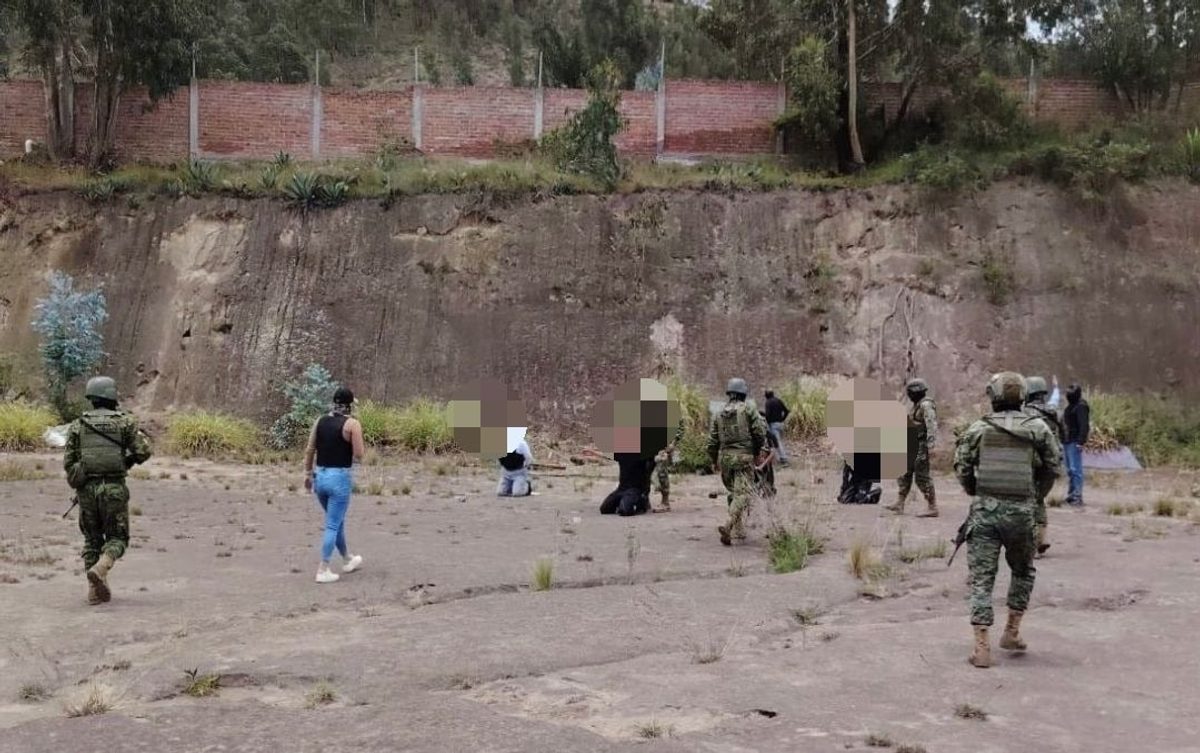 Ejército desarticuló polígono clandestino en Riobamba con armas, munición y equipos tácticos