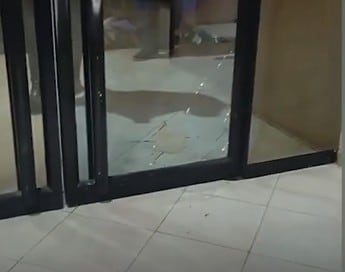 Radio Morena denuncia ataque con una roca contra sus instalaciones en Guayaquil previo al toque de queda