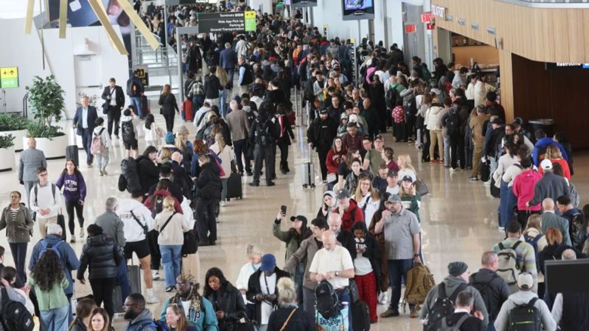Principales aeropuertos de Estados Unidos se preparan para otra oleada masiva de viajeros este fin de semana