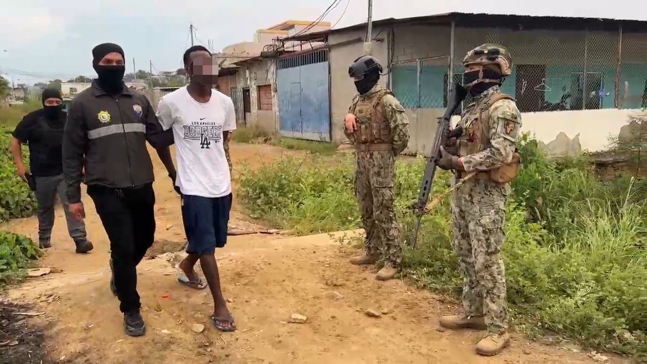 Fuerzas Armadas capturan a alias 'Pan Quemado', presunto líder de Los Lobos, en Posorja