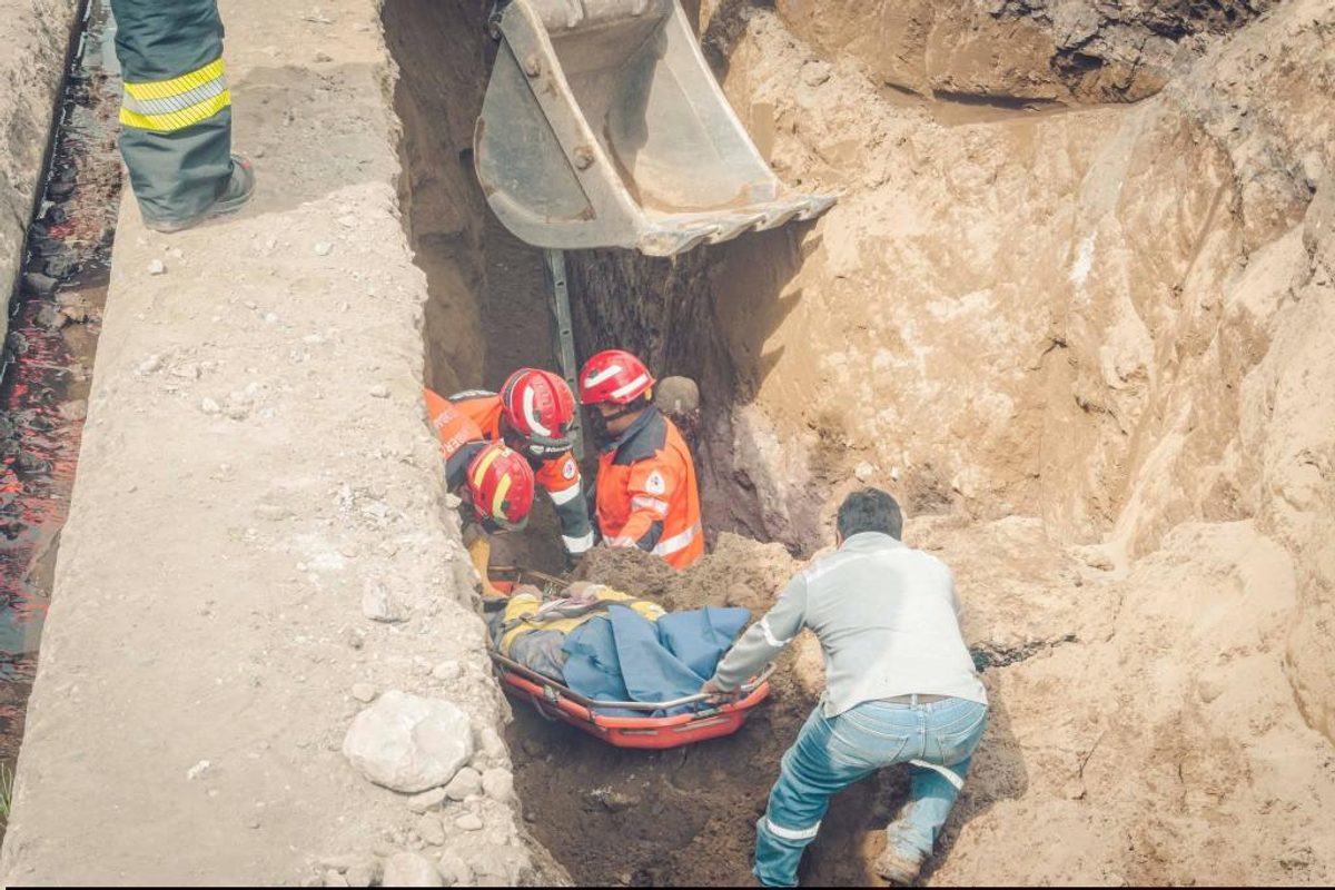 Dos trabajadores mueren sepultados tras colapso en obra de alcantarillado en Riobamba