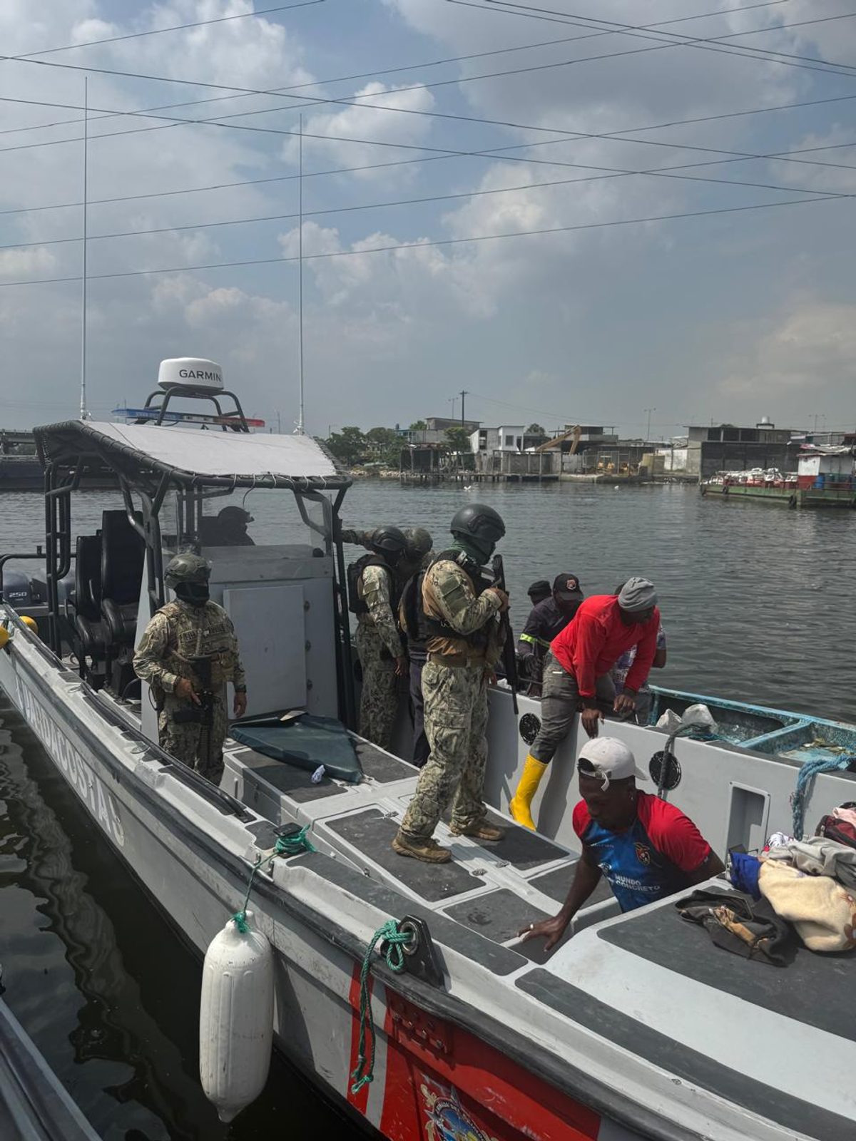Operativo fluvial y terrestre deja ocho aprehendidos en La Fragata